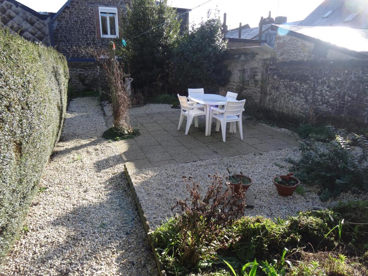 Charming French Cottage-Gite In The Heart Of Quiet Gorron Экстерьер фото